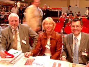 Liesel Koschorreck, MdL (Mitte) und Dietmar Nietan (rechts) mit dem Vorsitzenden der Aachener SPD Karl Schultheis, MdL auf dem Bundesparteitag