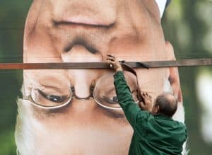 Ein Arbeiter demontiert ein Wahlplakat des SPD-Spitzenkandidaten Frank-Walter Steinmeier in Berlin.